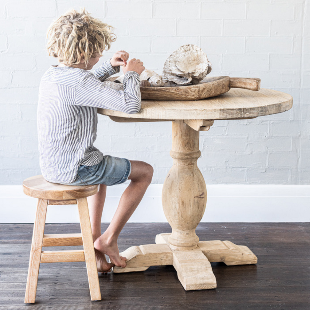 Round Elm Pedestal Dining Table D900mm - Natural